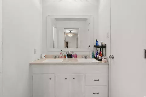Bath - 1709 Fairway Ter, Clovis, NM 88101 photo 2 of 4