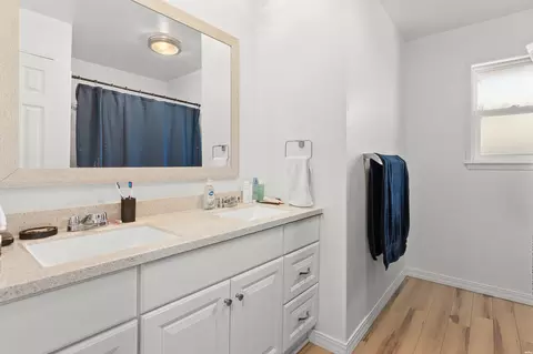 Bath - 1709 Fairway Ter, Clovis, NM 88101 photo 3 of 4