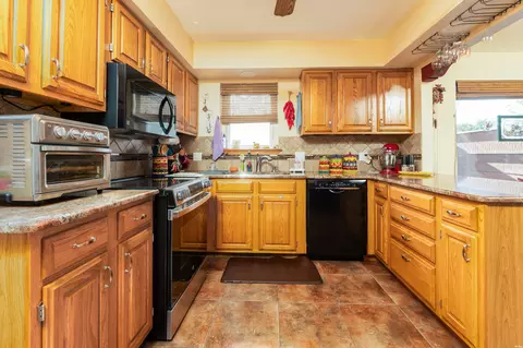 Kitchen - 3817 Nancy Lopez, Clovis, NM 88101 photo 2 of 3