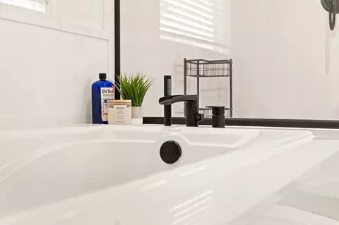 Bath - 1608 St Andrews Dr, Clovis, NM 88101 photo 5 of 9