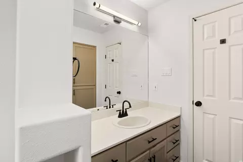 Bath - 1608 St Andrews Dr, Clovis, NM 88101 photo 6 of 9