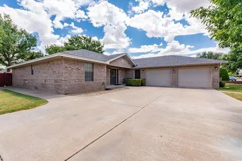 1303 Oakwood Cir, Portales, NM 88130