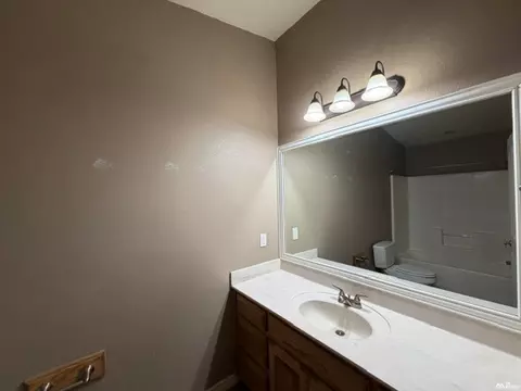 Bath - 813 Chase Mdw, Clovis, NM 88101 photo 3 of 6