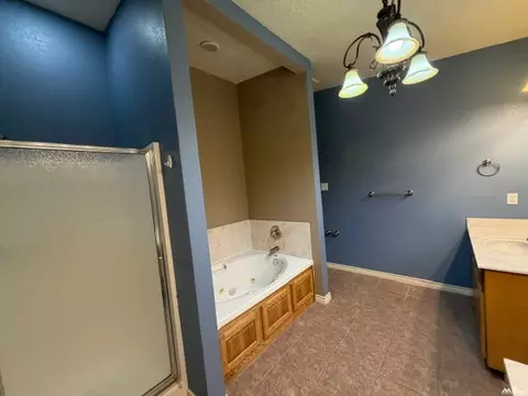 Bath - 813 Chase Mdw, Clovis, NM 88101 photo 2 of 6