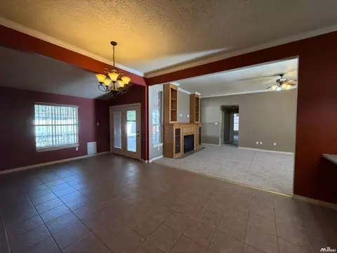 Living - 813 Chase Mdw, Clovis, NM 88101 photo 4 of 6