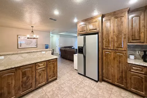 Kitchen - 125 Mariposa, Clovis, NM 88101 photo 2 of 3