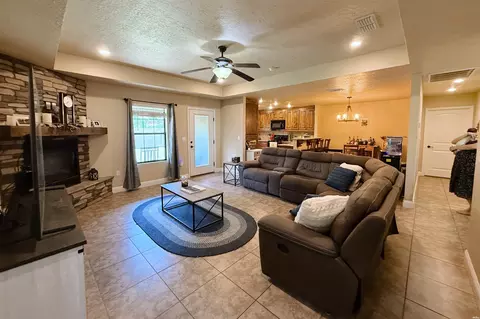 Living - 125 Mariposa, Clovis, NM 88101 photo 1 of 3