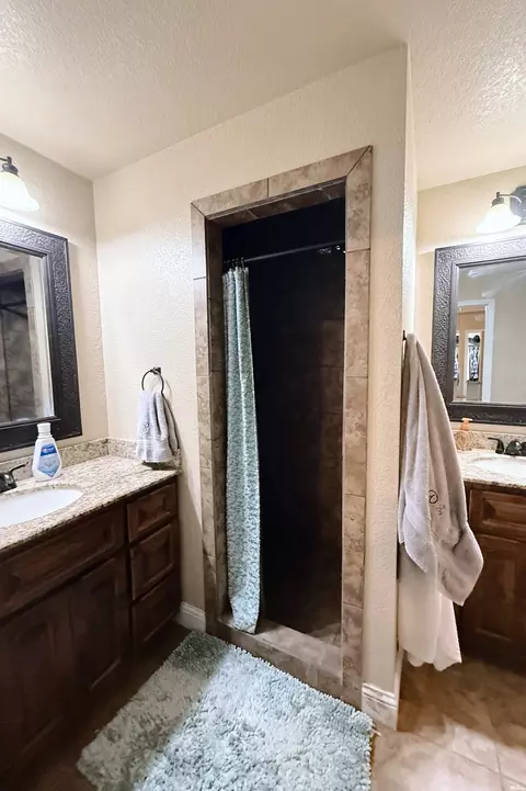 Bath - 125 Mariposa, Clovis, NM 88101 photo 2 of 6