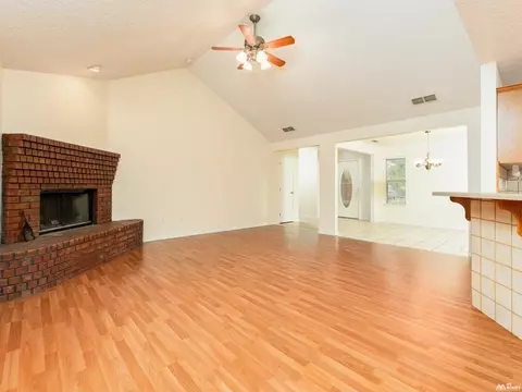 Living - 3716 Benjamin Davis Dr, Clovis, NM 88101 photo 3 of 5
