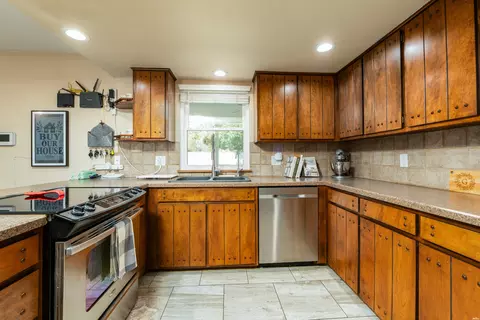 Kitchen - 200 Chanticleer Pl, Clovis, NM 88101 photo 3 of 4