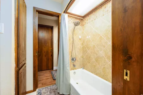 Bath - 200 Chanticleer Pl, Clovis, NM 88101 photo 2 of 5