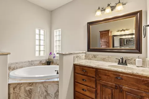 Bath - 3801 Woodlark Rd, Clovis, NM 88101 photo 3 of 11