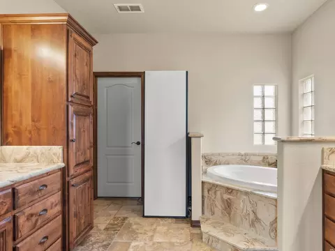 Bath - 3801 Woodlark Rd, Clovis, NM 88101 photo 6 of 11