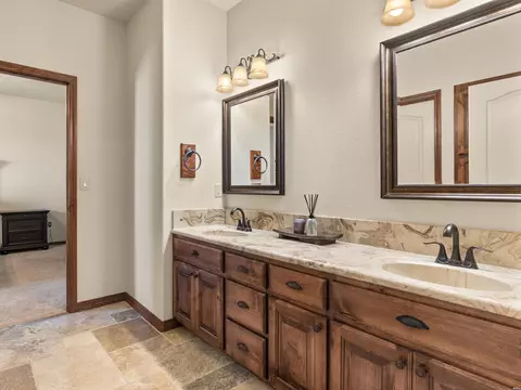 Bath - 3801 Woodlark Rd, Clovis, NM 88101 photo 9 of 11
