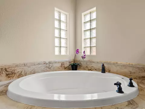 Bath - 3801 Woodlark Rd, Clovis, NM 88101 photo 2 of 11