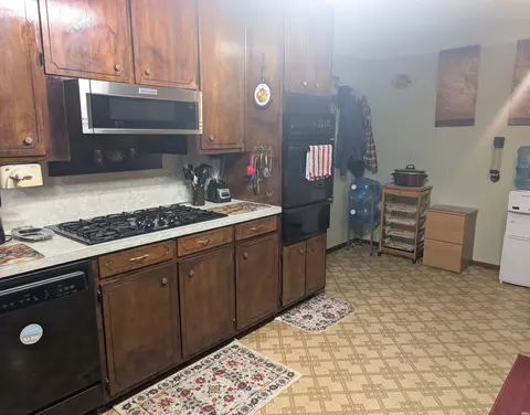 Kitchen - 2221 Carolina, Clovis, NM 88101 photo 2 of 4