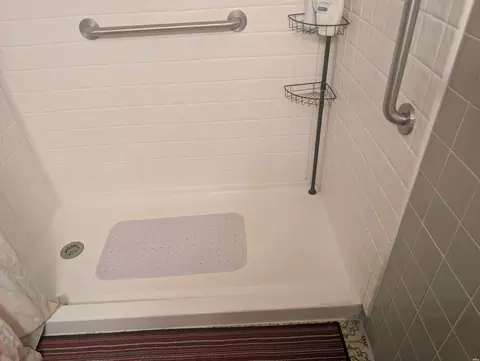 Bath - 2221 Carolina, Clovis, NM 88101 photo 4 of 9