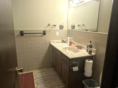 Bath - 2221 Carolina, Clovis, NM 88101 photo 3 of 9