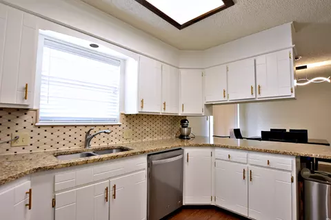 Kitchen - 1200 Lexington, Clovis, NM 88101 photo 7 of 9