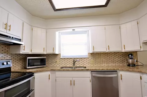 Kitchen - 1200 Lexington, Clovis, NM 88101 photo 6 of 9
