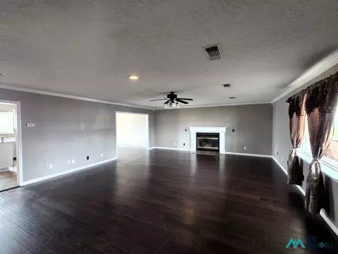 Living - 1688 Curry Road 3, Clovis, NM 88101 photo 3 of 9