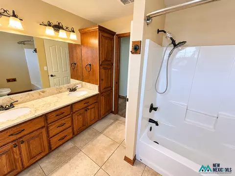 Bath - 3500 Lew Wallace Dr, Clovis, NM 88101 photo 4 of 4