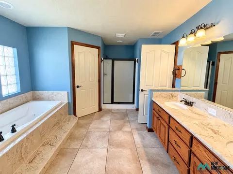 Bath - 3500 Lew Wallace Dr, Clovis, NM 88101 photo 1 of 4