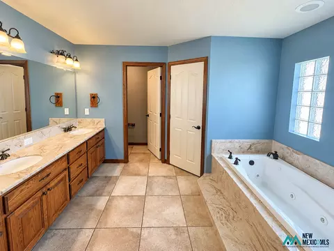 Bath - 3500 Lew Wallace Dr, Clovis, NM 88101 photo 2 of 4