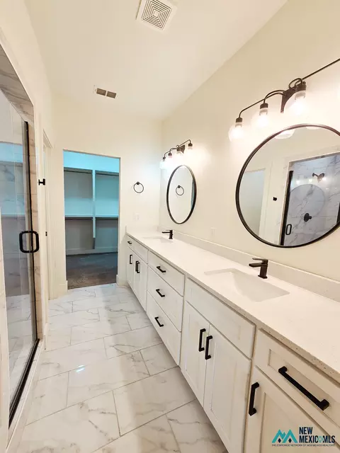 Bath - 204 Abbey Rd, Clovis, NM 88101 photo 1 of 5