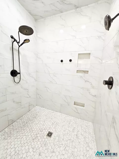 Bath - 204 Abbey Rd, Clovis, NM 88101 photo 2 of 5