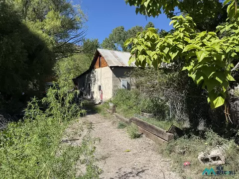 23 Private Dr, Velarde, NM 87582