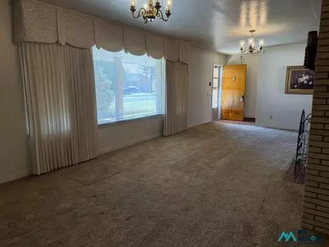 Living - 2016 Axtell St, Clovis, NM 88101 photo 3 of 11