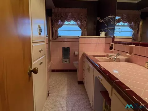 Bath - 2016 Axtell St, Clovis, NM 88101 photo 7 of 7