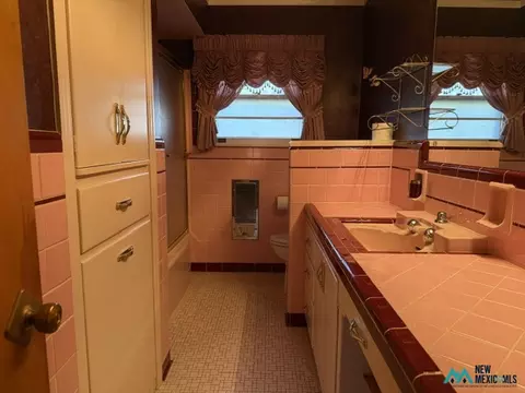 Bath - 2016 Axtell St, Clovis, NM 88101 photo 4 of 7