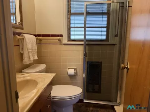 Bath - 2016 Axtell St, Clovis, NM 88101 photo 1 of 7