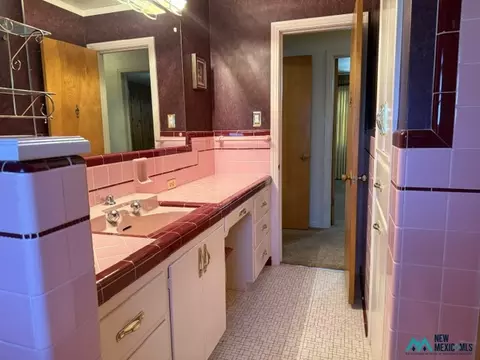 Bath - 2016 Axtell St, Clovis, NM 88101 photo 3 of 7