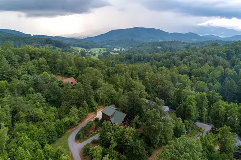 275 Timber Creek Cir, Sylva, NC 28779 photo 4