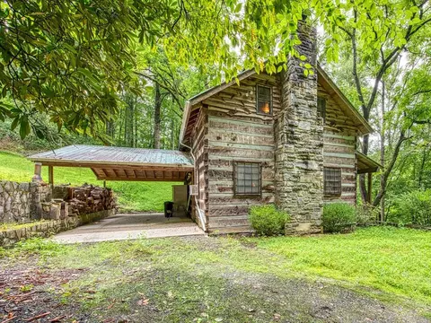 326 Old Soco Rd, Whittier, NC 28789