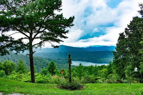 357 Eagles Nest Cir, Fontana Dam, NC 28733