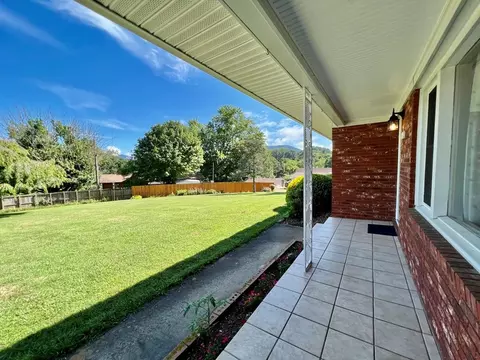 124 Leaf Ln, Clyde, NC 28721 photo 4
