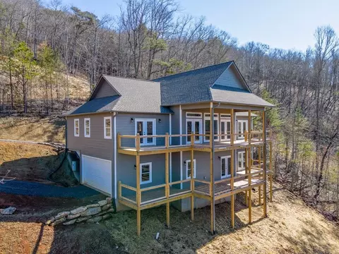 135 Papillion Pl, Franklin, NC 28734