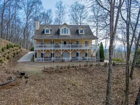 579 Winding Way Dr, Franklin, NC 28734