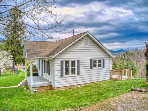215 Haynes Cv, Clyde, NC 28721 photo 2