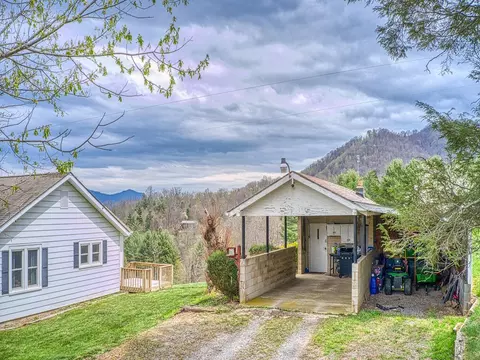 215 Haynes Cv, Clyde, NC 28721 photo 3