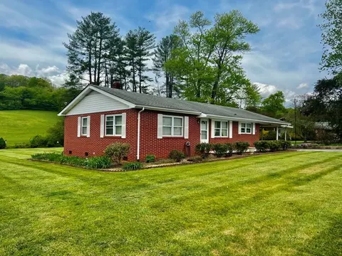 84 Palmer Dr, Franklin, NC 28734