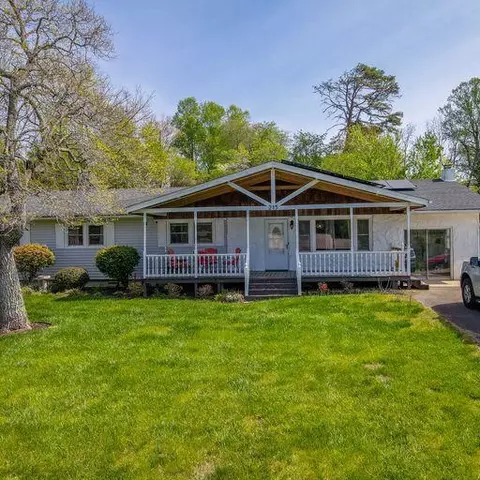 215 Palmer Dr, Franklin, NC 28734
