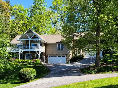 66 Belleview Oak Cir, Franklin, NC 28734