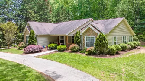 418 Heatherstone Dr, Franklin, NC 28734