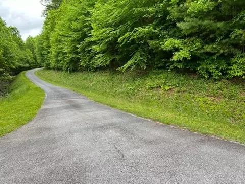 37 Spinning Wheel Dr, Bryson City, NC 28713