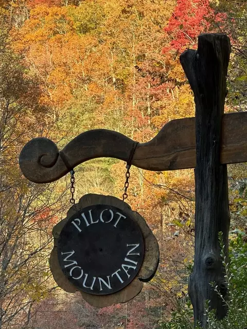 000 Parachute Rdg, Glenville, NC 28736